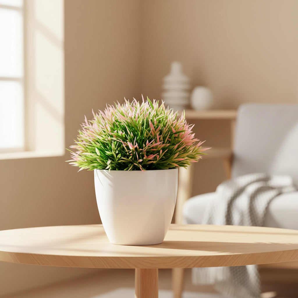 Petite plante artificielle en pot.