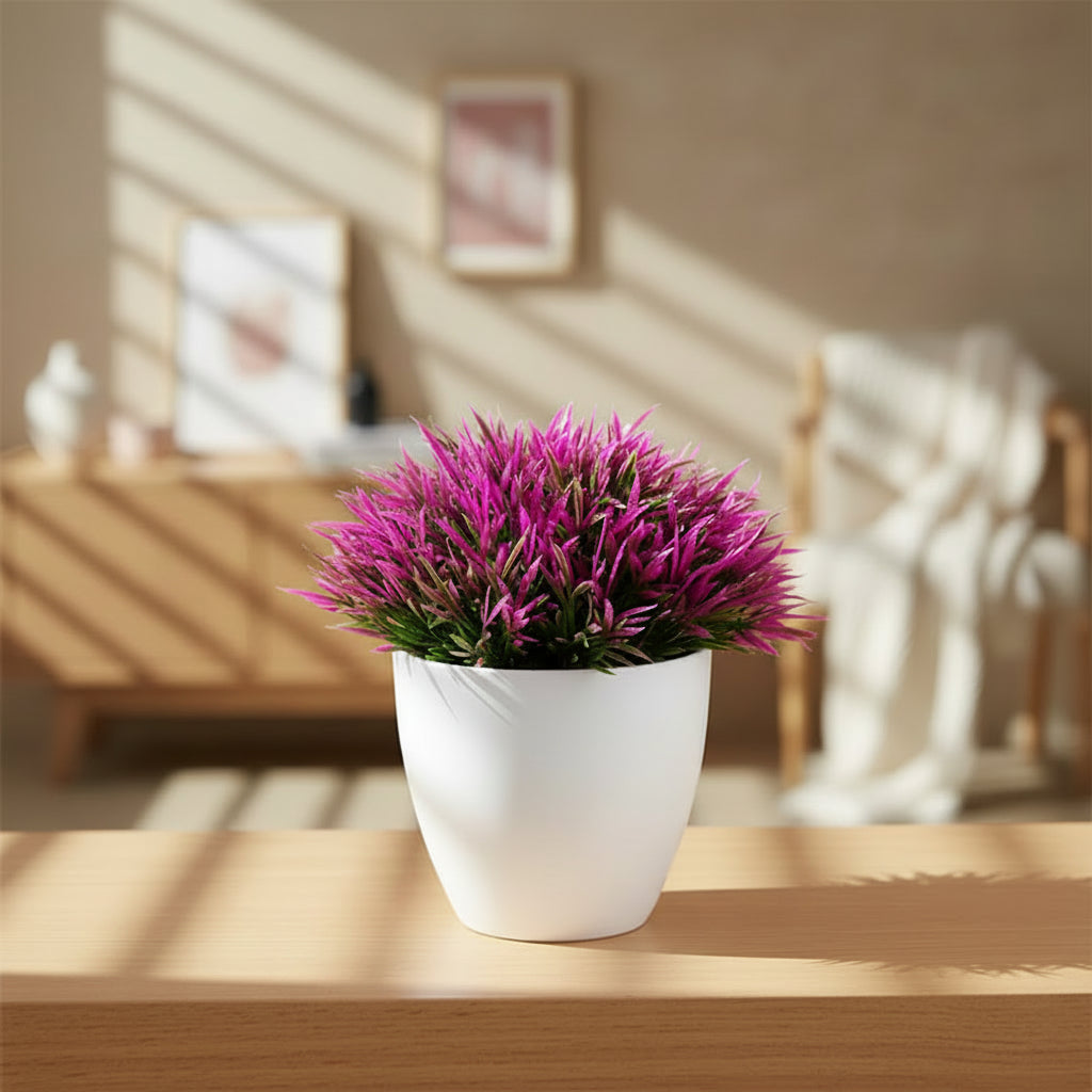 Petite plante artificielle en pot.