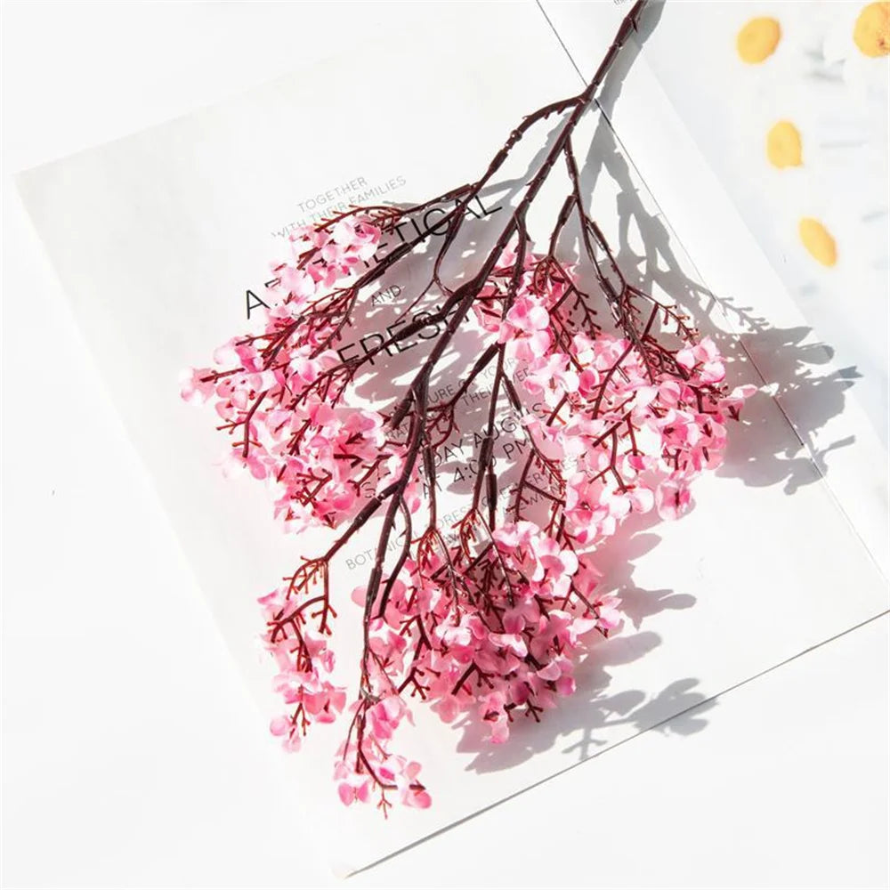 Petit bouquet de fleurs artificielles.