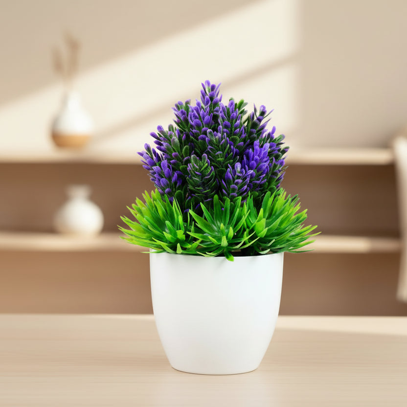 Petite plante artificielle en pot.