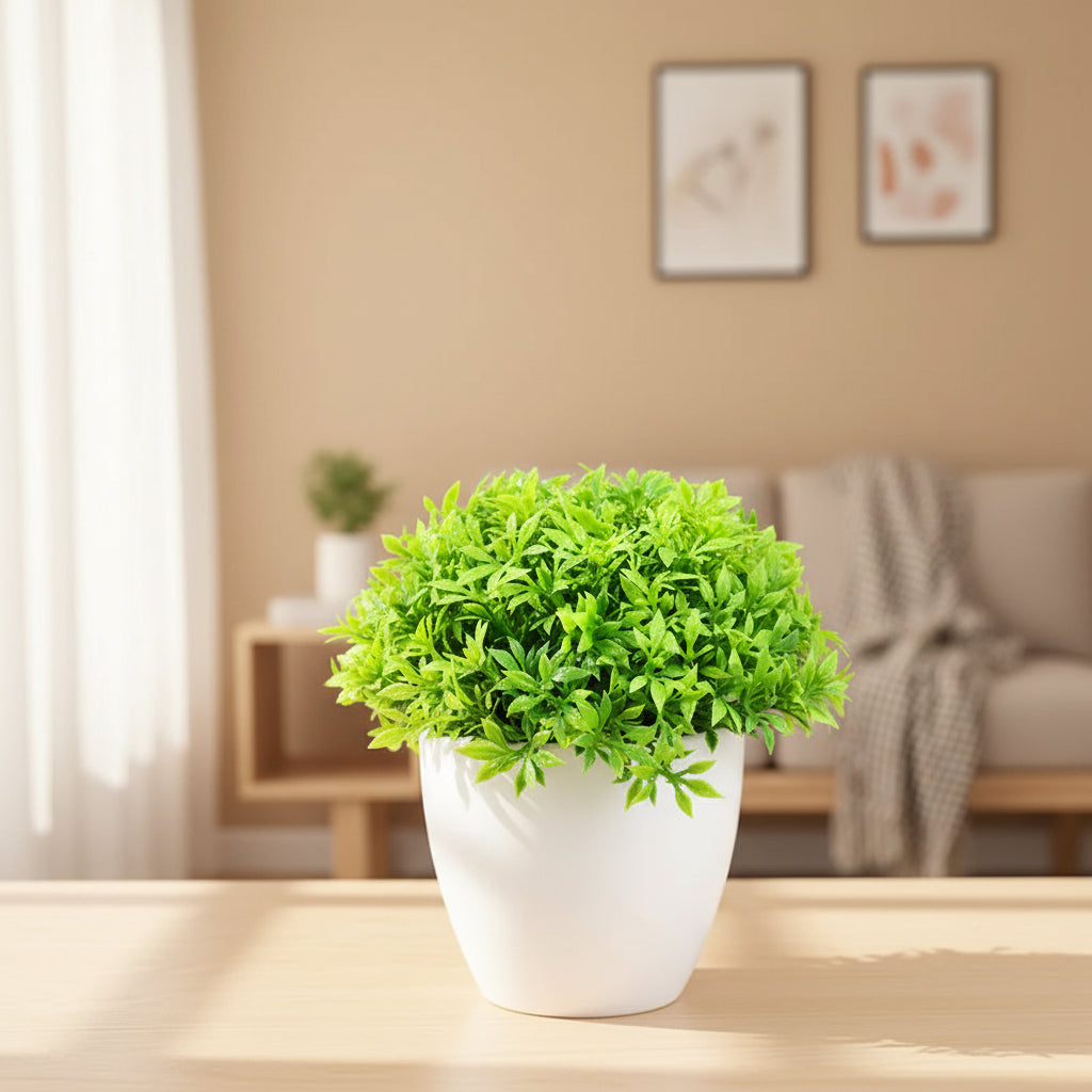 Petite plante artificielle en pot.