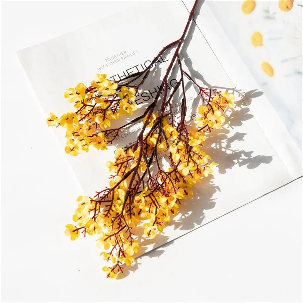 Petit bouquet de fleurs artificielles.