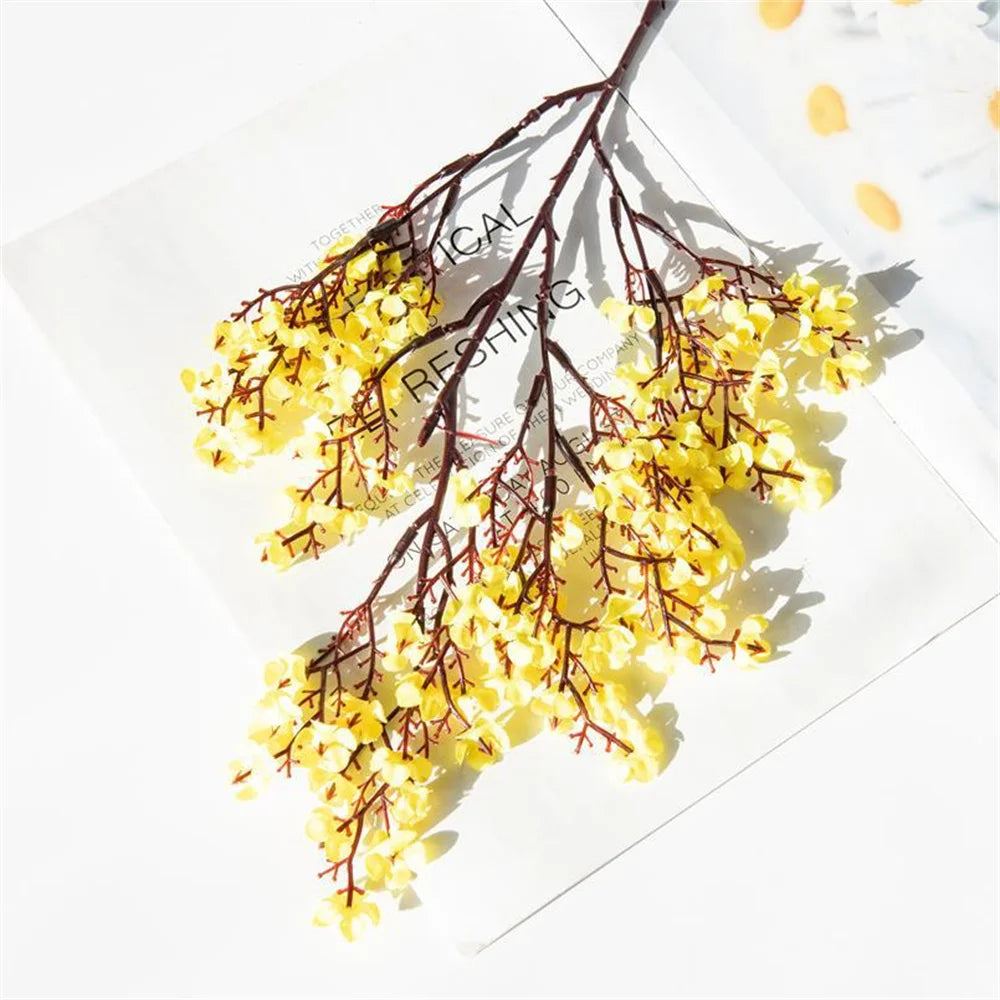 Petit bouquet de fleurs artificielles.