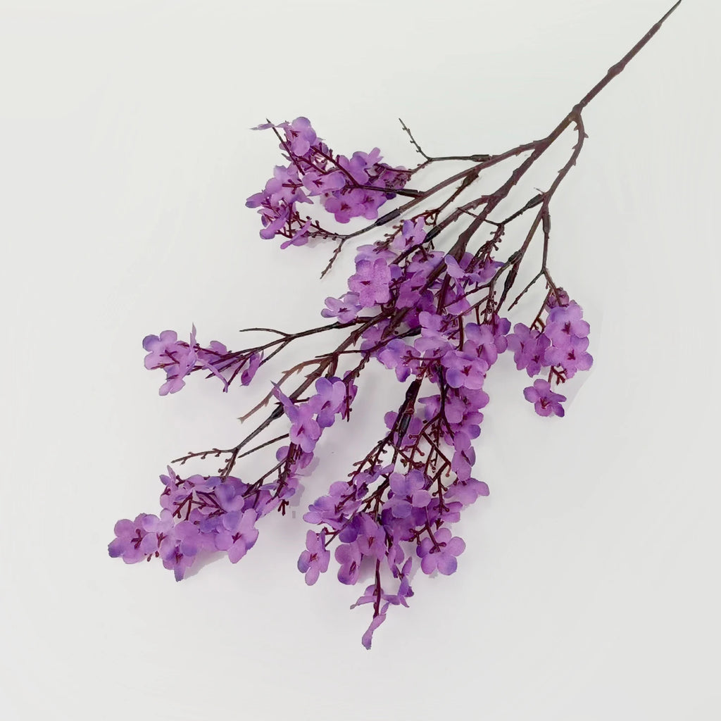 Petit bouquet de fleurs artificielles.