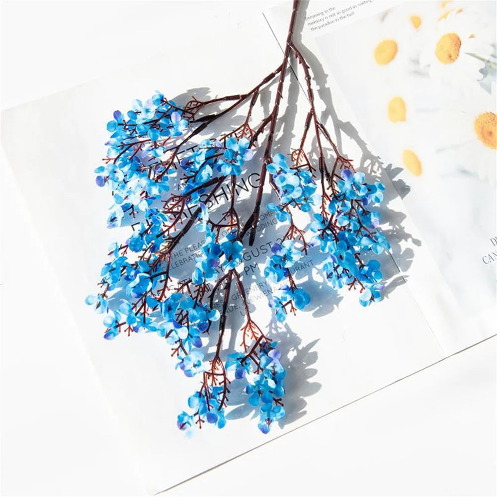 Petit bouquet de fleurs artificielles.